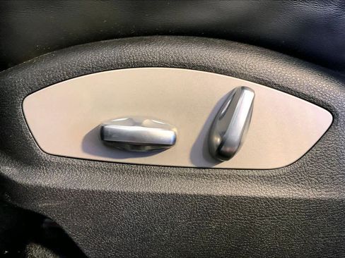 Used 2023 Porsche Macan Turbo image 38