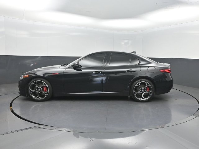 Used 2023 Alfa Romeo Giulia Veloce RWD image 2