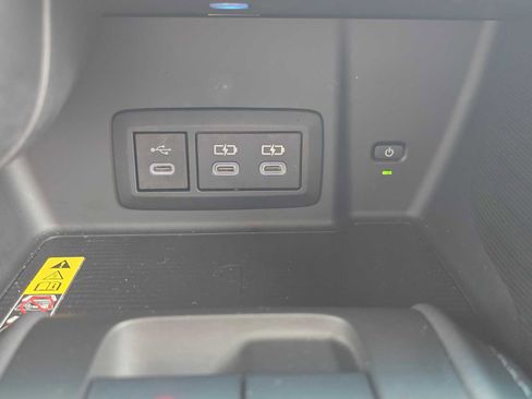 Used 2023 Toyota Venza XLE image 31