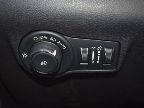 Used 2025 Jeep Compass Trailhawk AWD/4WD image 19