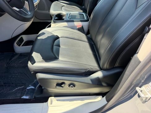 Used 2023 Chrysler Pacifica Touring-L FWD image 24
