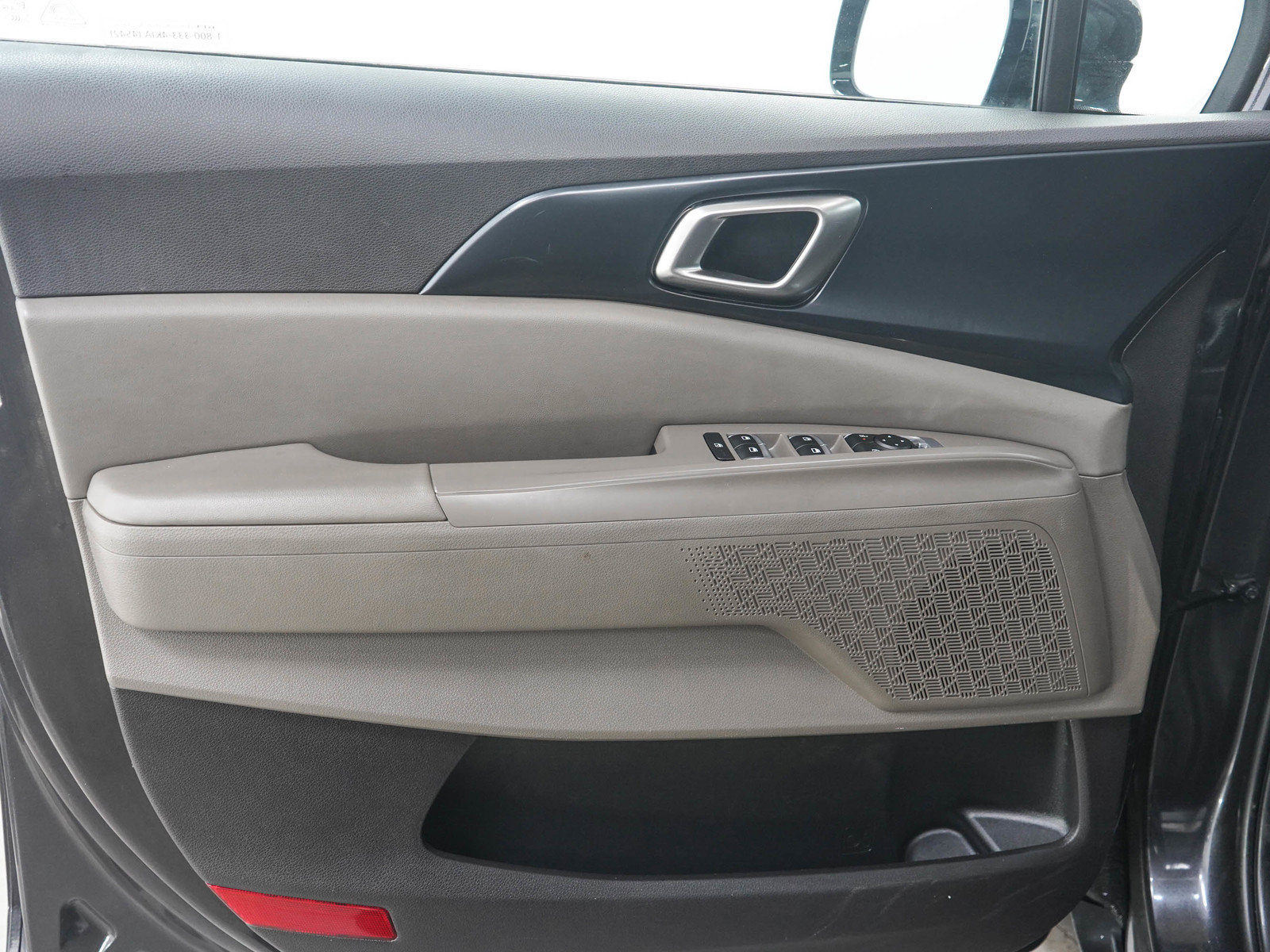 Used 2025 Kia Carnival FWD image 21