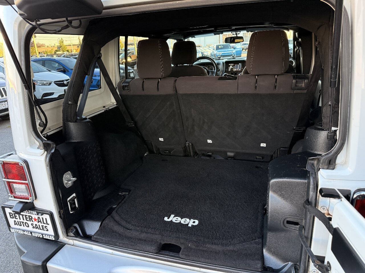 Used 2014 Jeep Wrangler Unlimited Sahara w/ Connectivity Group AWD/4WD image 5