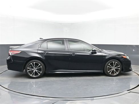 Used 2018 Toyota Camry L image 15