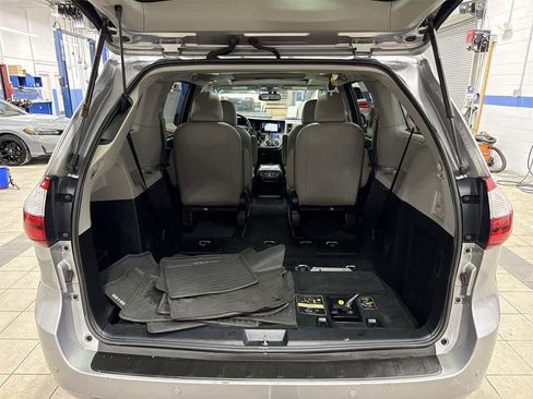 Used 2017 Toyota Sienna Limited Premium image 11