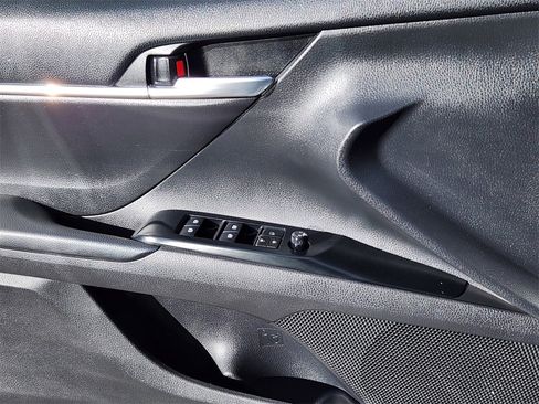 Used 2018 Toyota Camry SE image 6