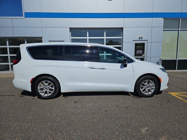 Used 2025 Chrysler Pacifica Select FWD image 8