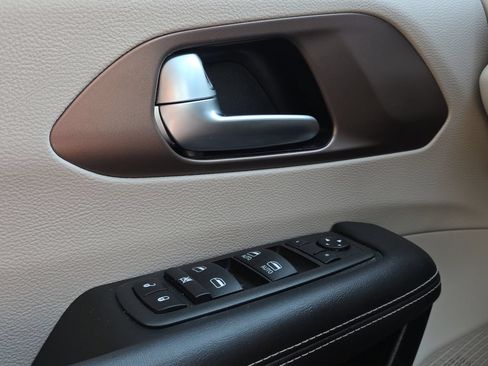Used 2024 Chrysler Voyager LX FWD image 11