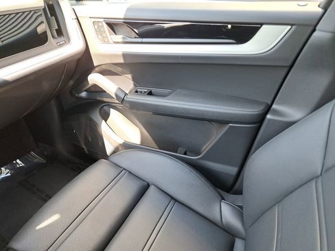 Certified 2025 Porsche Cayenne Coupe AWD/4WD image 23