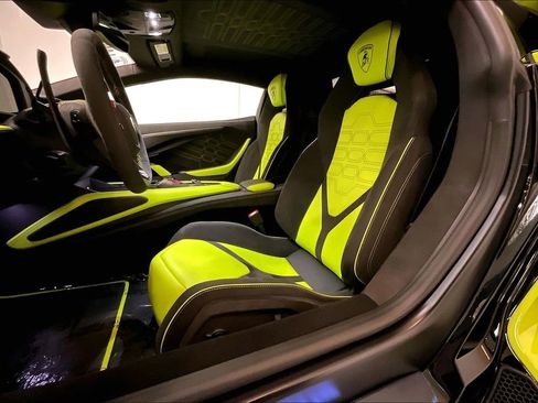 Used 2025 Lamborghini Revuelto image 25