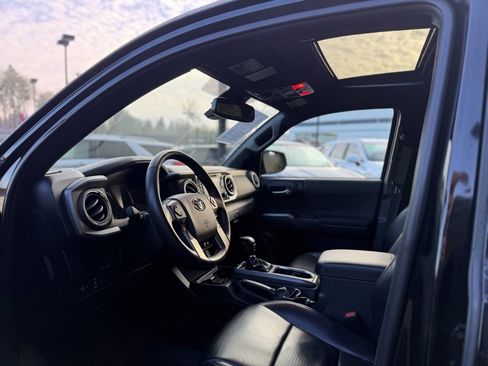 Used 2019 Toyota Tacoma TRD Off-Road image 11