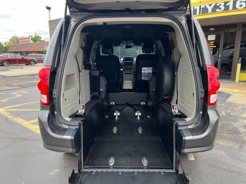 Used 2017 Dodge Grand Caravan SE FWD image 45