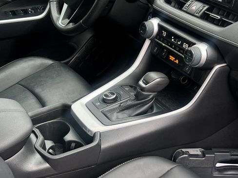 Used 2021 Toyota RAV4 XLE Premium image 9