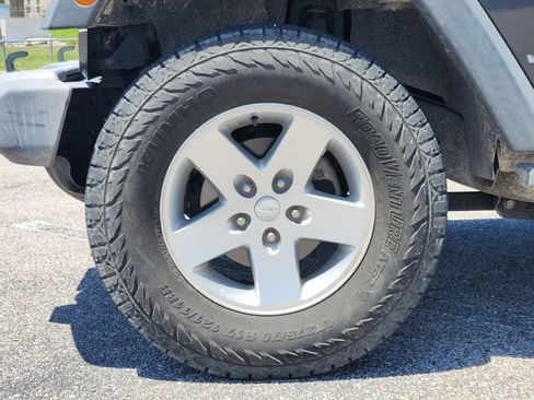 Used 2017 Jeep Wrangler Unlimited Sport w/ Connectivity Group AWD/4WD image 5