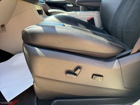 Used 2019 Dodge Grand Caravan SXT w/ Rear Park Assist Package FWD image 10