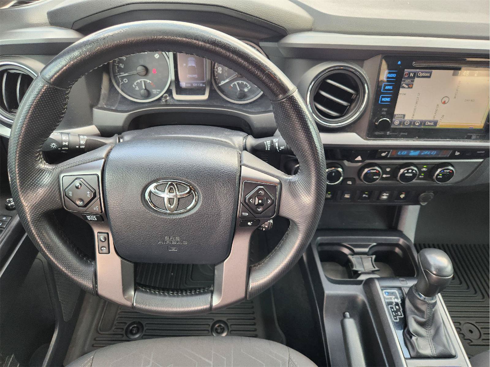 Used 2017 Toyota Tacoma TRD Off-Road w/ Premium & Technology Package AWD/4WD image 28