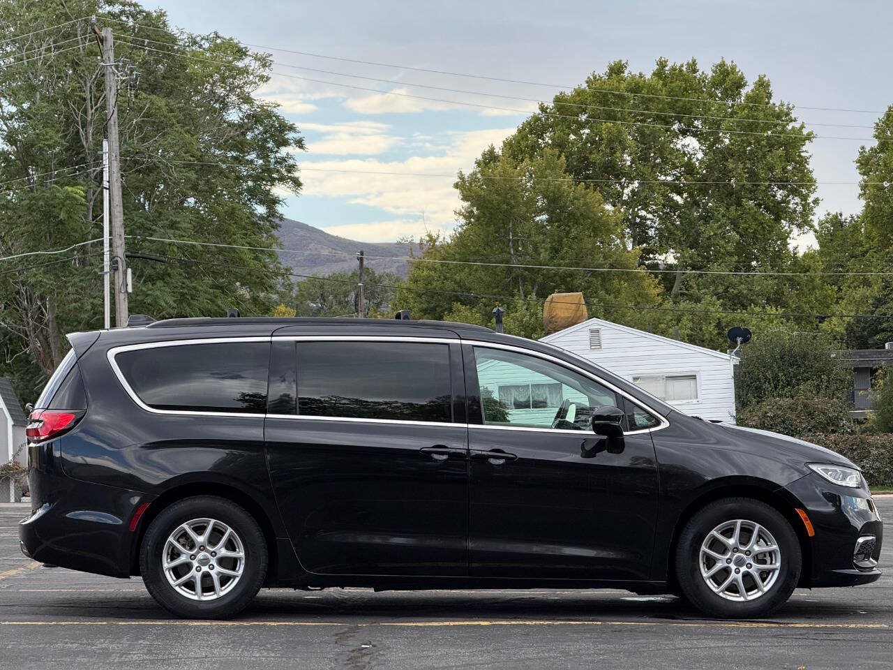 Used 2022 Chrysler Pacifica Touring-L FWD image 6