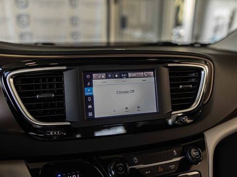 Used 2022 Chrysler Voyager LX image 29