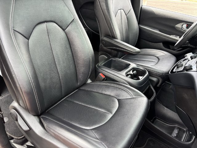 Used 2025 Chrysler Pacifica Select FWD image 10