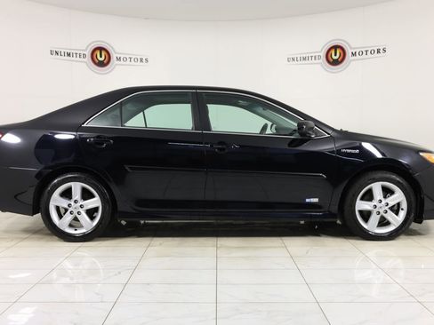 Used 2014 Toyota Camry SE w/ Moonroof Package image 2