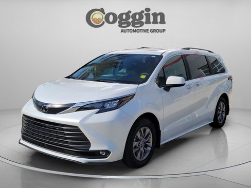 Certified 2026 Toyota Sienna XLE FWD image 1