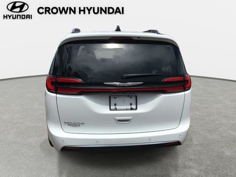 Used 2024 Chrysler Pacifica Pinnacle FWD image 5