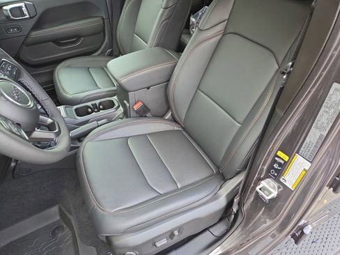 New 2025 Jeep Gladiator Sport image 7