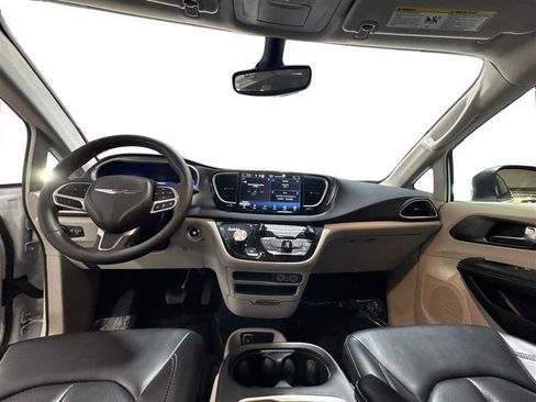 Used 2023 Chrysler Pacifica Touring-L FWD image 13