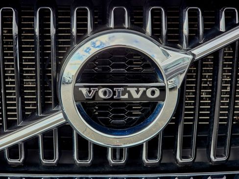 Used 2021 Volvo XC60 T5 Momentum w/ Premium Package image 3