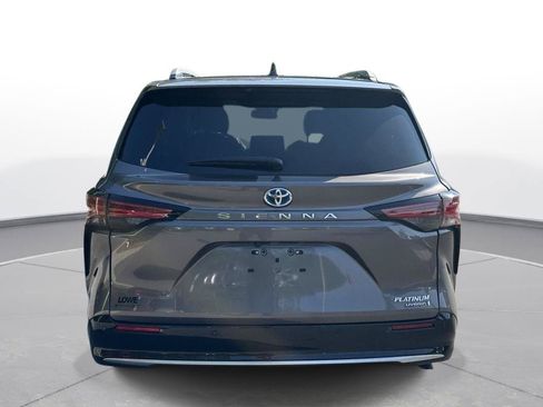 Used 2023 Toyota Sienna Platinum FWD image 7