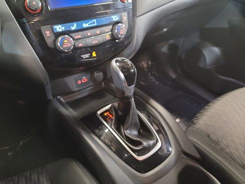 Used 2019 Nissan Rogue SV image 17