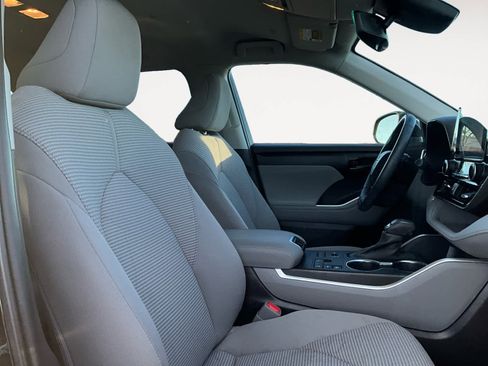 Used 2023 Toyota Highlander LE image 14