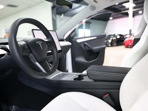 Used 2024 Tesla Model Y Long Range AWD/4WD image 28