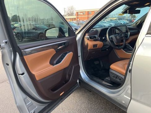 Used 2021 Toyota Highlander Platinum image 5