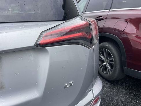 Used 2018 Toyota RAV4 LE FWD image 14