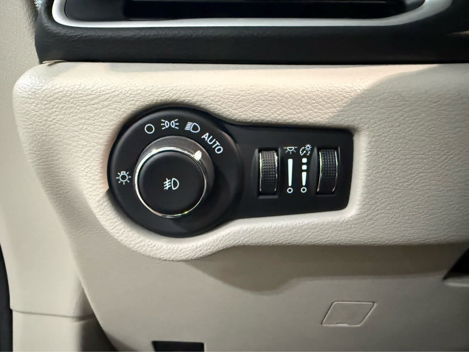 Used 2023 Chrysler Pacifica Touring-L FWD image 24