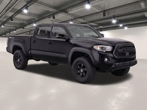 Used 2017 Toyota Tacoma TRD Off-Road w/ Tow Package (A/T) AWD/4WD image 2