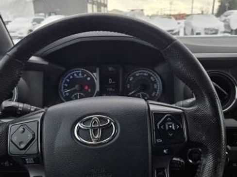Used 2020 Toyota Tacoma TRD Off-Road w/ Technology Package image 12