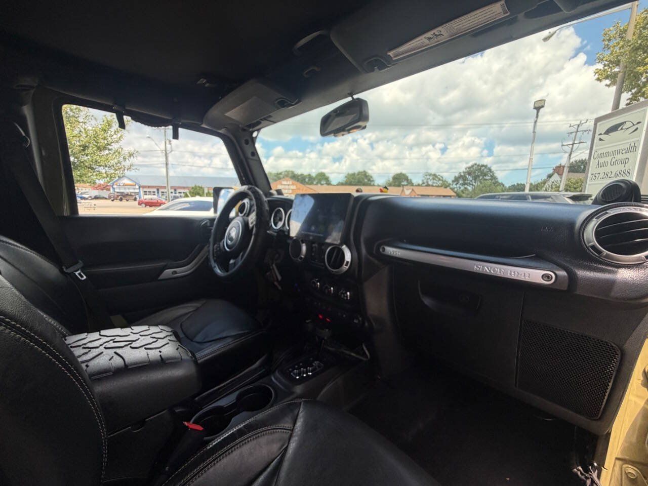 Used 2013 Jeep Wrangler Unlimited Sahara w/ Dual Top Group AWD/4WD image 23