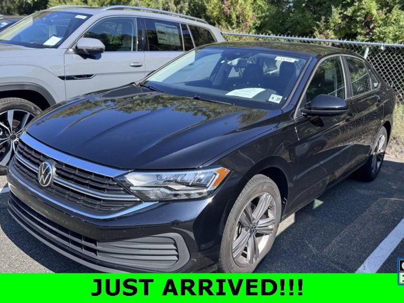 Certified 2022 Volkswagen Jetta SE image 1