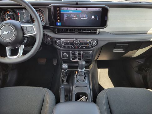 Used 2025 Jeep Wrangler Unlimited Sahara AWD/4WD image 19