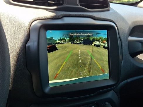 Used 2023 Jeep Renegade Latitude AWD/4WD image 19