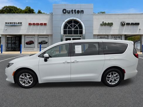 Certified 2022 Chrysler Voyager LX FWD image 7