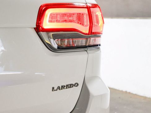 Used 2019 Jeep Grand Cherokee Laredo w/ Security & Convenience Group AWD/4WD image 12
