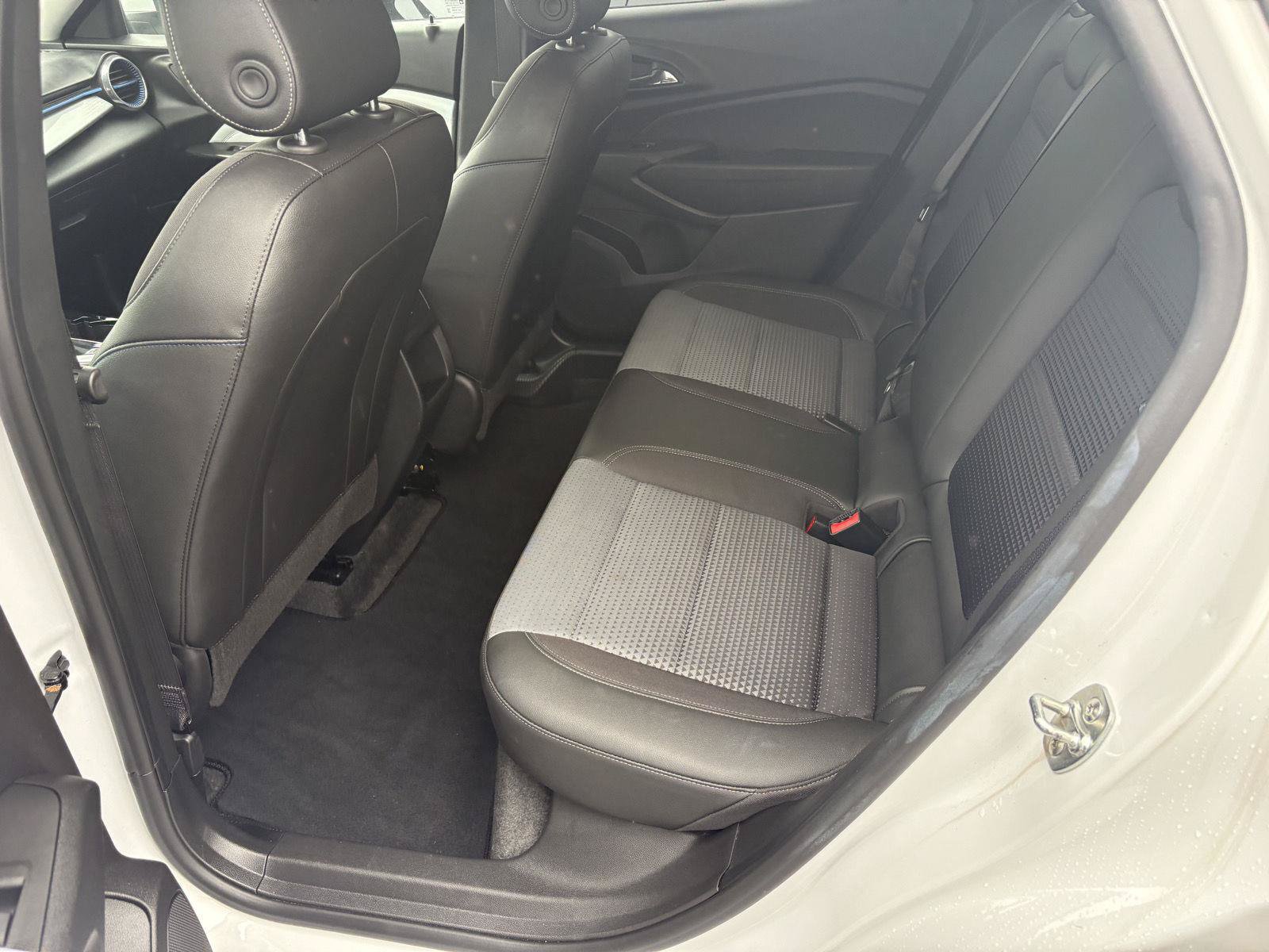 Used 2025 Chevrolet Trax LT w/ LT Convenience Package FWD image 14