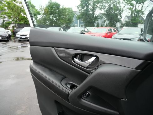 Used 2018 Nissan Rogue SV AWD/4WD image 15