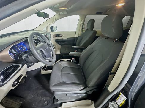Used 2018 Chrysler Pacifica L image 13