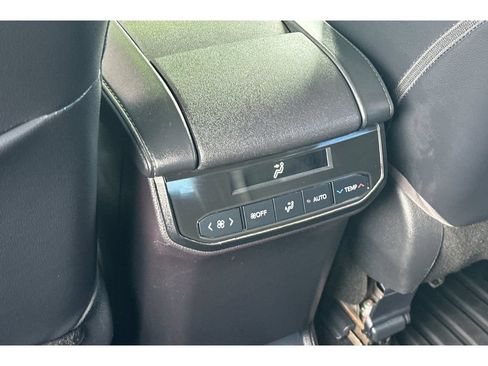 Used 2022 Toyota Highlander XLE FWD image 14