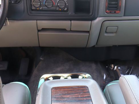 Used 2002 Chevrolet Tahoe LS w/ Traction Pkg RWD image 17