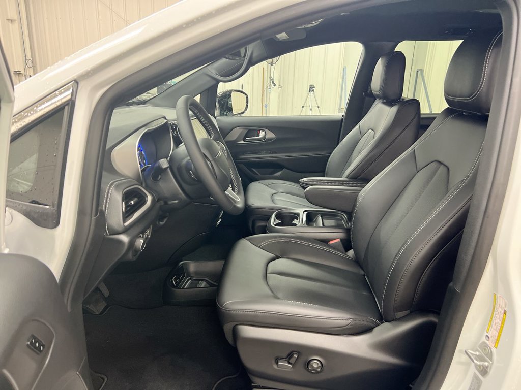 New 2027 Chrysler Pacifica Select AWD/4WD image 19